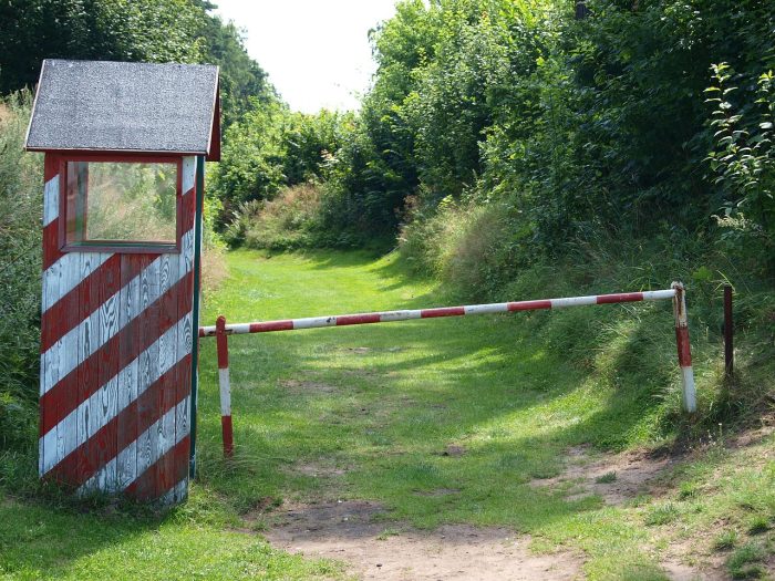 jak otworzyć szlaban w lesie bez klucza?